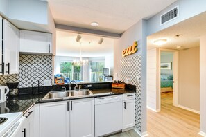 Refrigerador, microondas, placa de cocina, lavavajillas