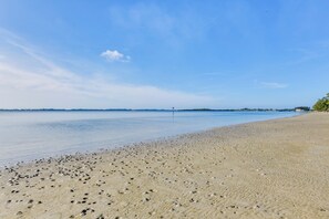 Una playa cerca, sombrillas