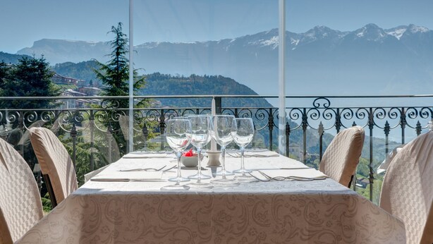 Mesa lista para comer con vista a la montaña.
