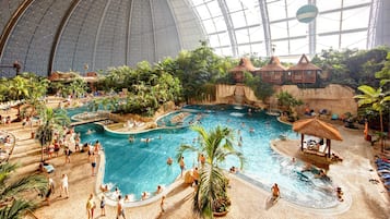 2 indendørs pools, udendørs pool, liggestole, livreddere på stedet