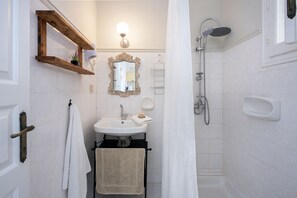 Douche, sèche-cheveux, serviettes fournies
