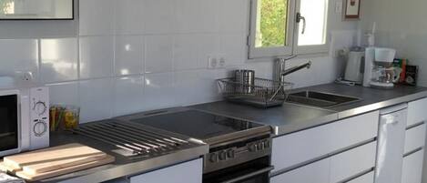 Réfrigérateur, four à micro-ondes, un four, lave-vaisselle