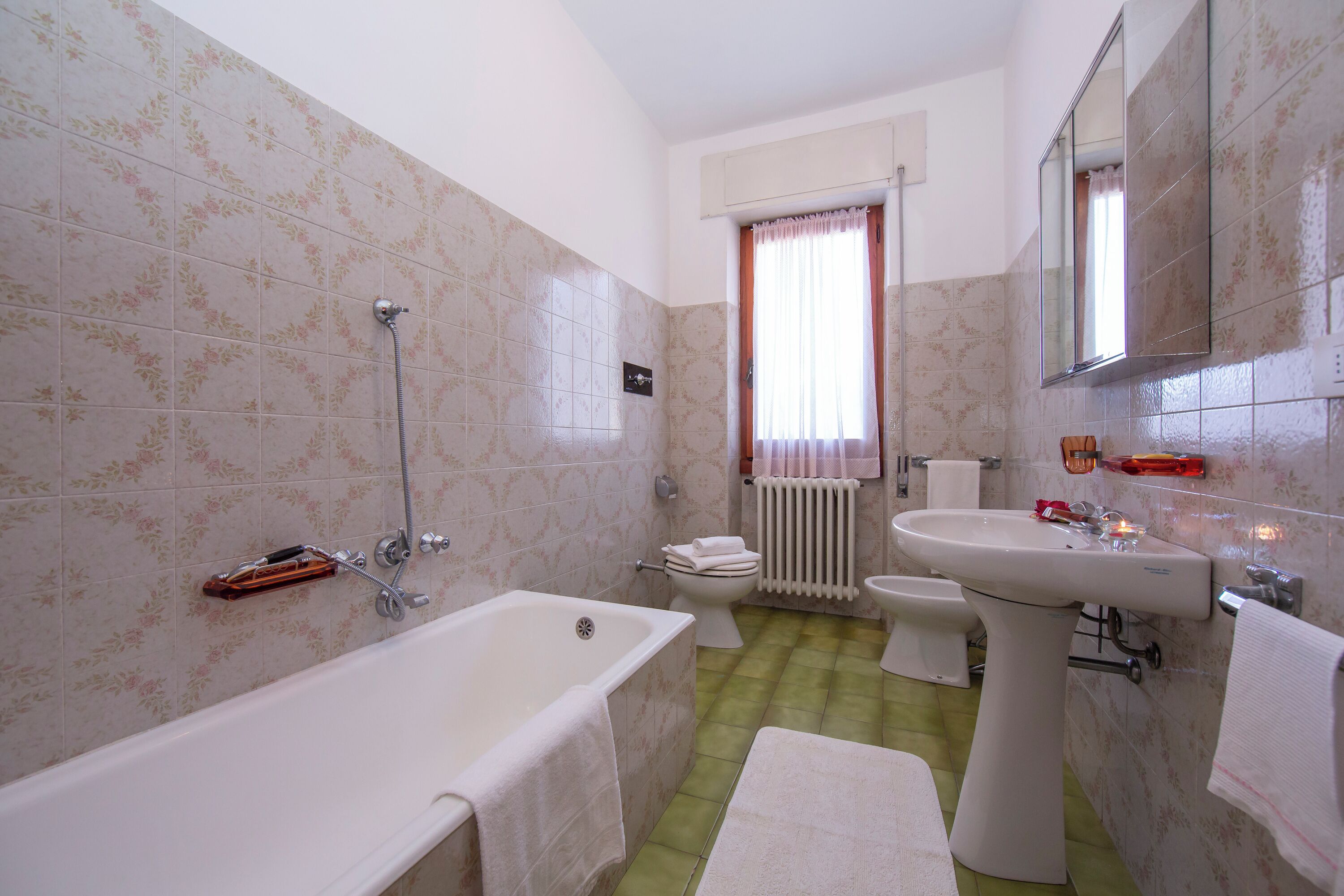 Une salle de bain avec une baignoire, des toilettes et un lavabo.