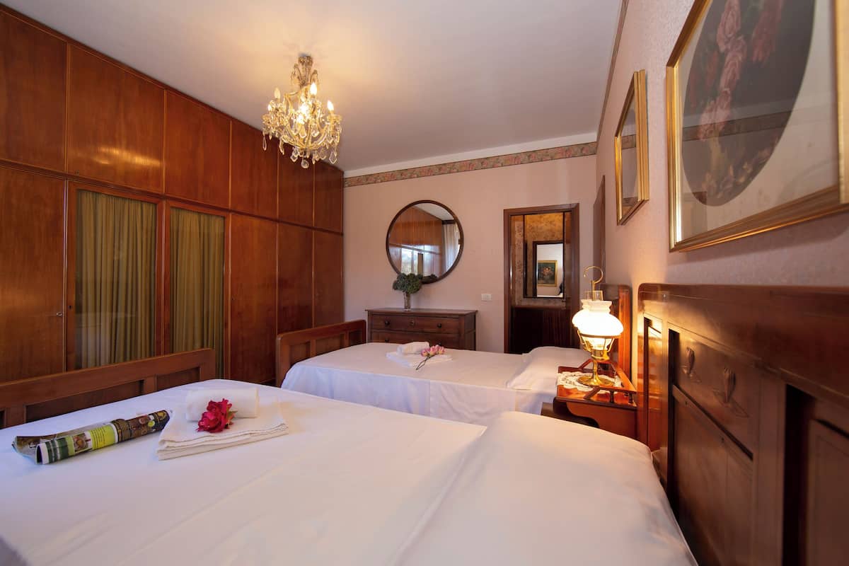 Appartamento familiare, camere multiple, 2 bagni, lato montagna (La Verbanina) | 1 camera, Wi-Fi (a pagamento), lenzuola