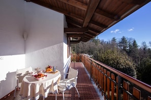 Familienapartment, Mehrere Schlafzimmer, 2 BĂ€der, Bergseite (La Verbanina) | Speisen im Freien