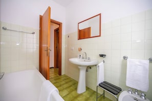 Familienapartment, Mehrere Schlafzimmer, Bergseite (La Verbanina 2) | Badezimmer | Badewanne, Haartrockner, Bidet, HandtĂŒcher
