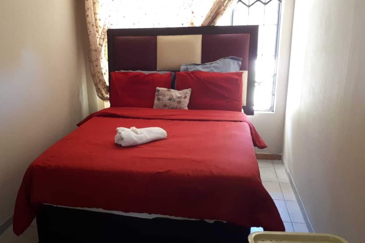 Habitación doble clásica | Tabla de planchar con plancha, wifi gratis y ropa de cama