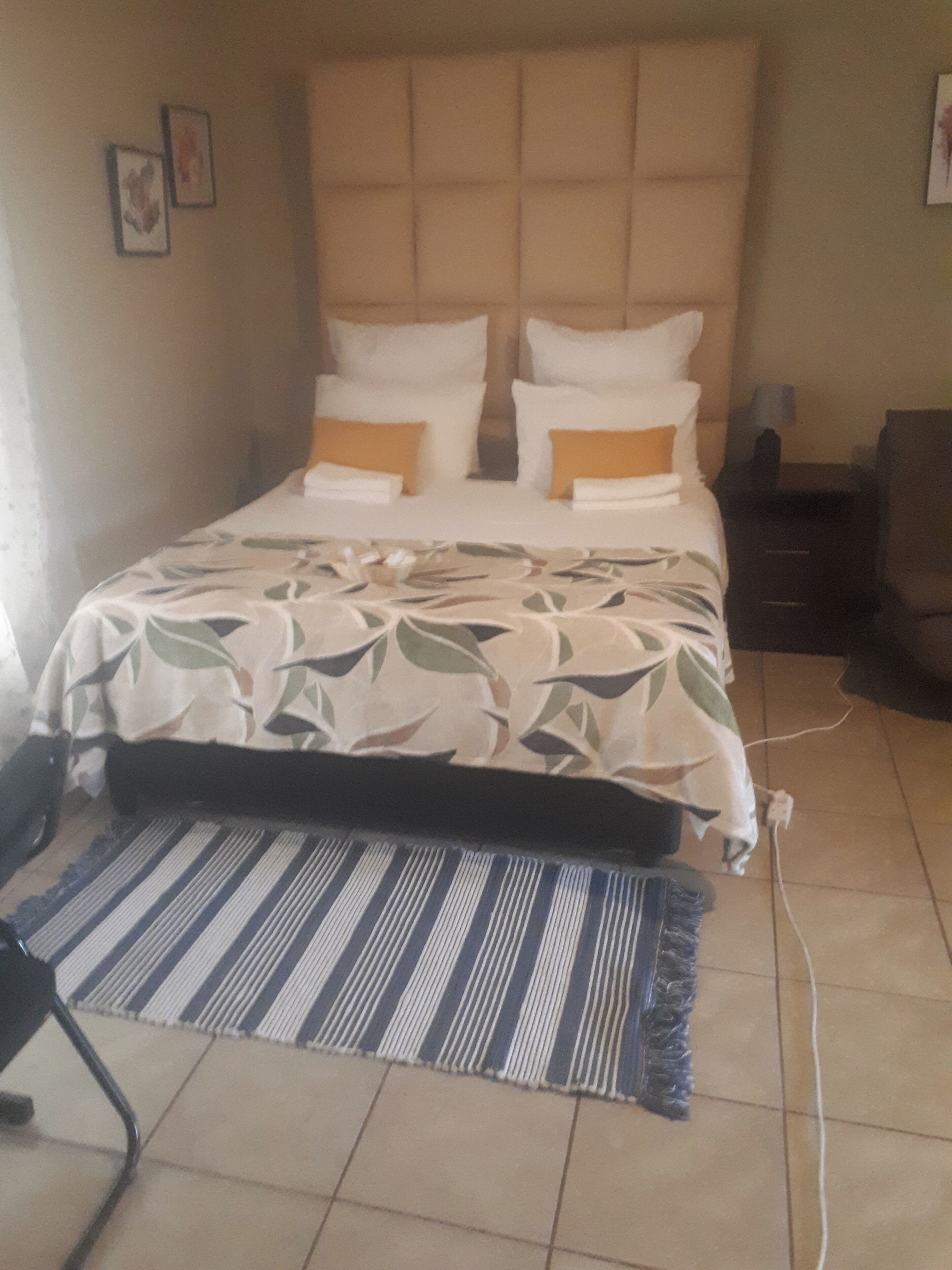 Chambre familiale double | Fer et planche à repasser, accès au Wi-Fi (inclus), literie fournie