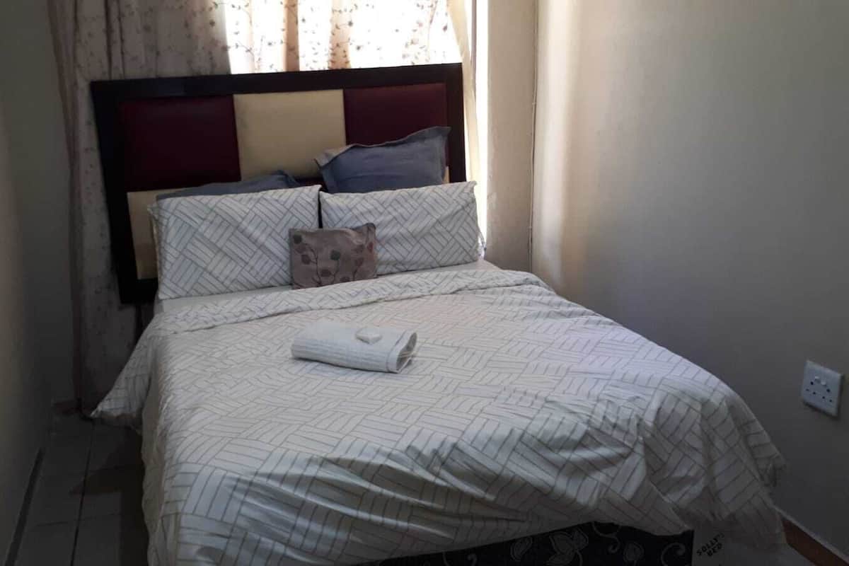 Habitación empresarial doble | Tabla de planchar con plancha, wifi gratis y ropa de cama