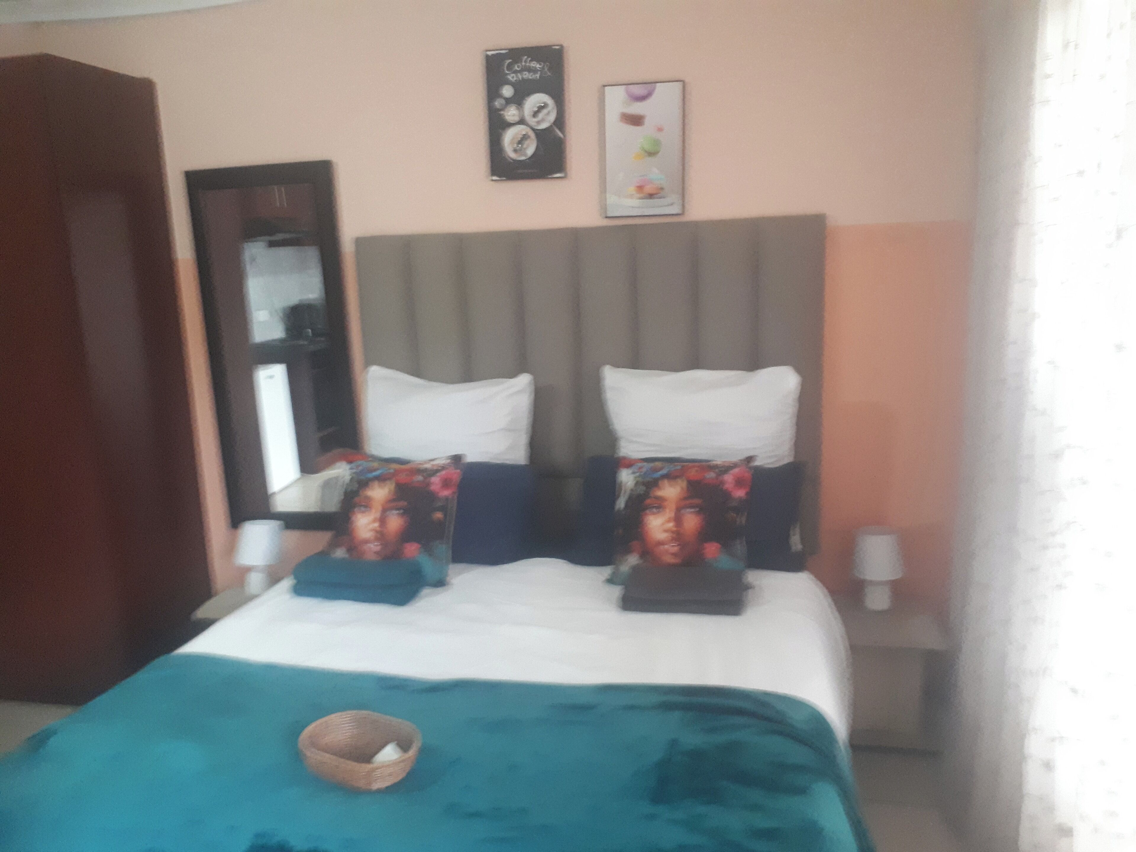 Chambre Deluxe double | Fer et planche à repasser, accès au Wi-Fi (inclus), literie fournie