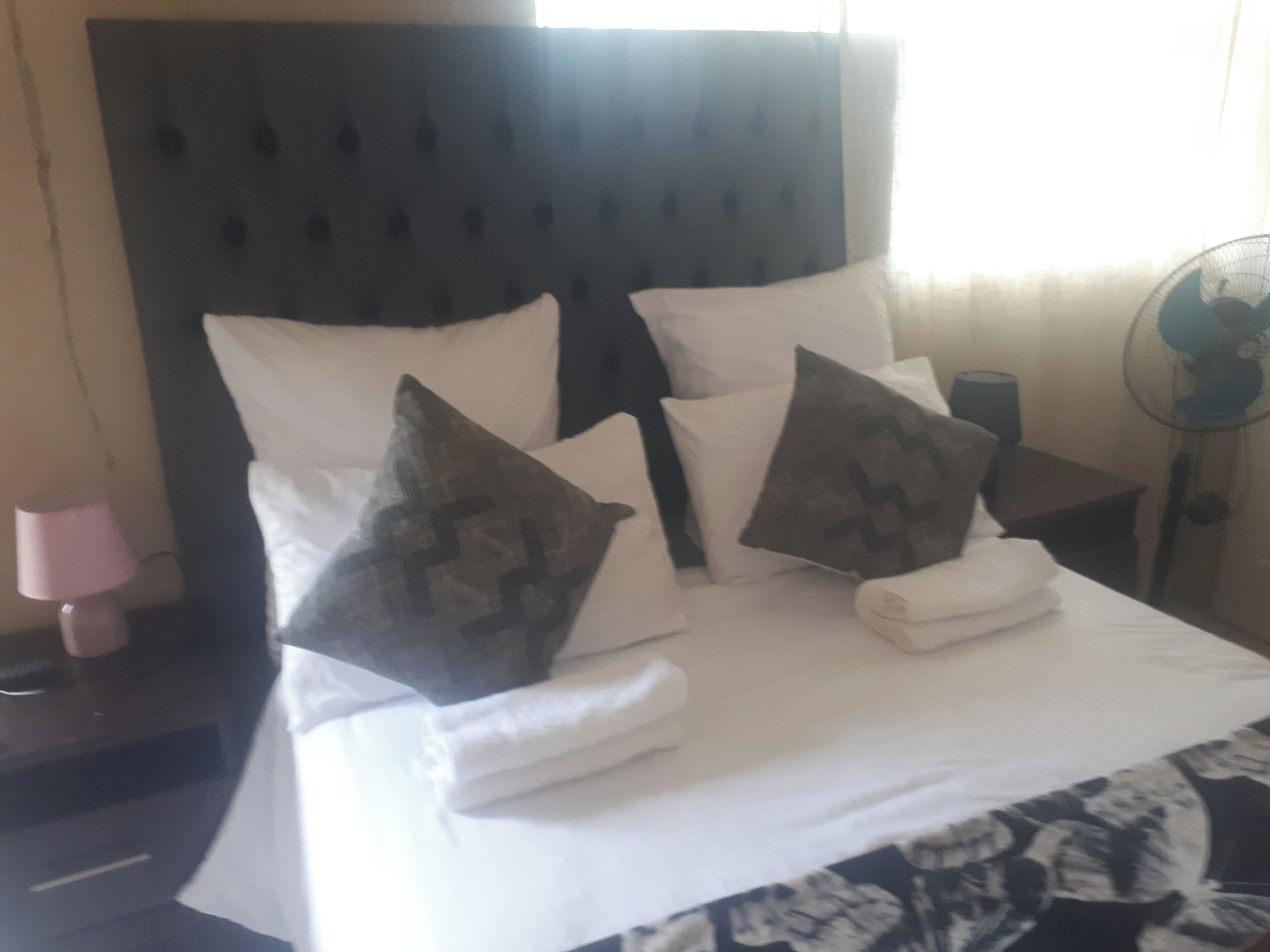 Chambre Deluxe | Fer et planche à repasser, accès au Wi-Fi (inclus), literie fournie