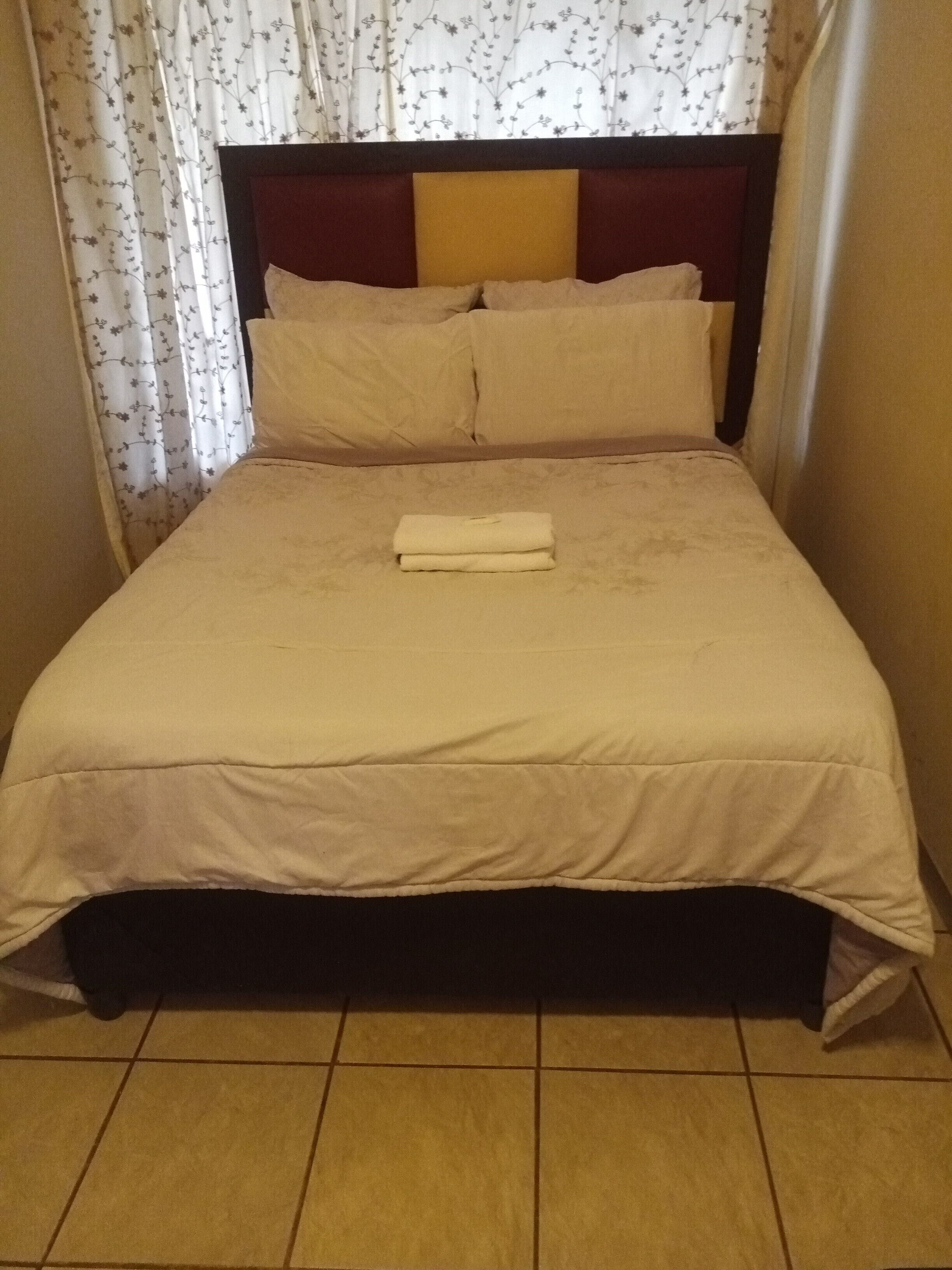 Chambre classique double | Fer et planche à repasser, accès au Wi-Fi (inclus), literie fournie