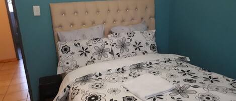 Tabla de planchar con plancha, wifi gratis y ropa de cama