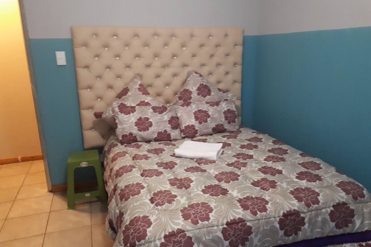 Habitación doble estándar | Tabla de planchar con plancha, wifi gratis y ropa de cama