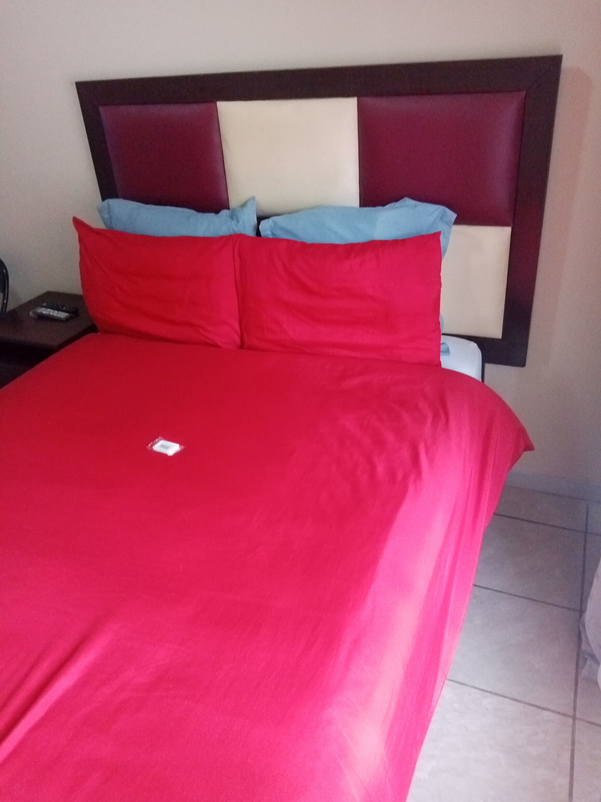 Chambre Affaires double | Fer et planche à repasser, accès au Wi-Fi (inclus), literie fournie