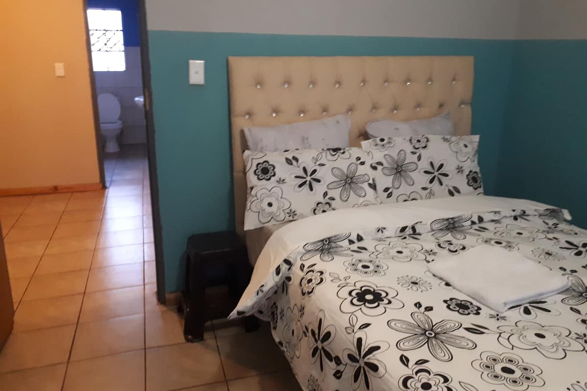 Habitación básica doble | Tabla de planchar con plancha, wifi gratis y ropa de cama