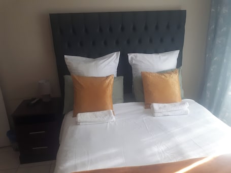 Chambre Double Confort | Fer et planche à repasser, Wi-Fi gratuit, draps fournis. C- Land Guest house Meyerton