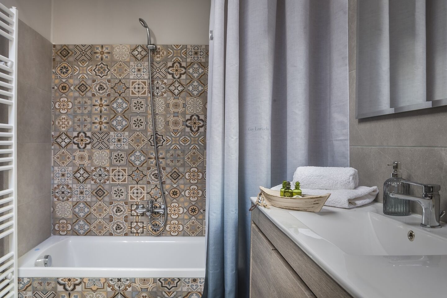 Haartrockner, Handtücher, Seife, Shampoo