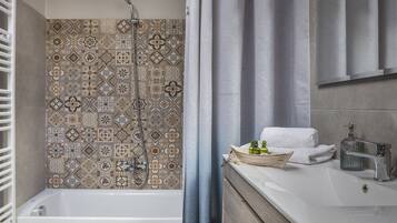 Haartrockner, Handtücher, Seife, Shampoo