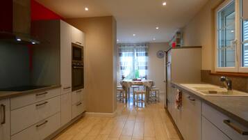 Réfrigérateur, micro-ondes, four, lave-vaisselle