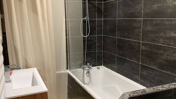 Secador de cabelo, toalhas de banho, papel higiĂȘnico