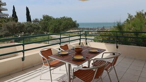 Outdoor dining - Spacious 60m² rated 3 stars, sea view terrace, near the beach (Sète)