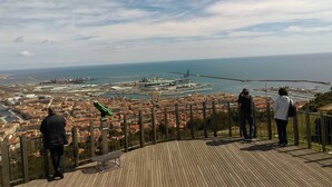 A high vantage point overlooking a coastal city with a view of the sea and a bridge. - 2-room apartment with air conditioning, terrace and parking in Sète (Sète)