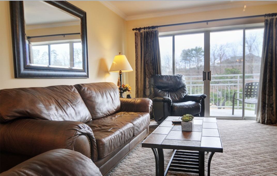 Flatskjerm-TV, peis, DVD-spiller og filmbibliotek