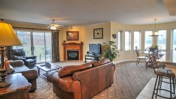 Flatskjerm-TV, peis, DVD-spiller og filmbibliotek