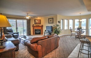 Flatskjerm-TV, peis, DVD-spiller og filmbibliotek