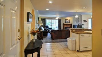 Flatskjerm-TV, peis, DVD-spiller og filmbibliotek