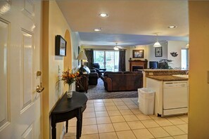 Flatskjerm-TV, peis, DVD-spiller og filmbibliotek