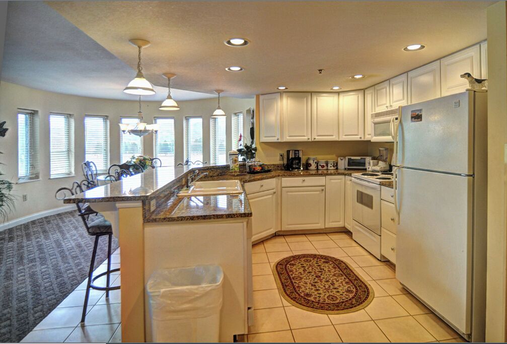 冷蔵庫、電子レンジ、オーブン、コンロ