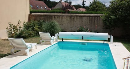 Encantadora casita con piscina compartida, cerca de Chartres