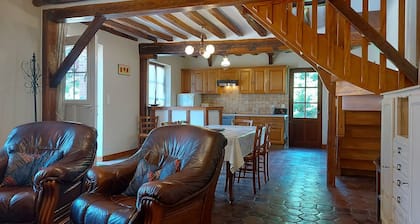 Charming Renovated Cottage with Garden, BBQ, WiFi & Family Amenities Near Paris