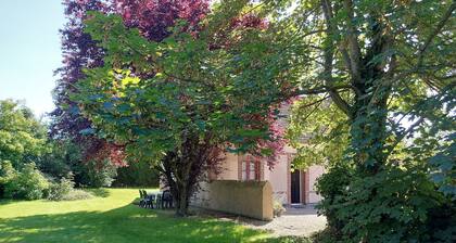 Charming Renovated Cottage with Garden, BBQ, WiFi & Family Amenities Near Paris