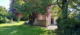 Charming Renovated Cottage with Garden, BBQ, WiFi & Family Amenities Near Paris