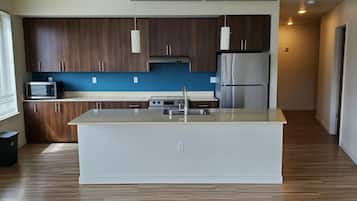 Refrigerador, microondas, lavavajillas y utensilios de cocina