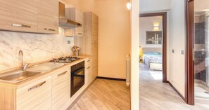 Ofen, Herdplatte, Wasserkocher mit Kaffee-/Teezubehör, Wasserkocher