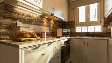 Microwave, oven, stovetop, coffee/tea maker