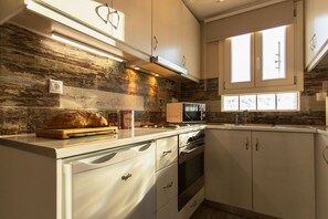 Microwave, oven, stovetop, coffee/tea maker