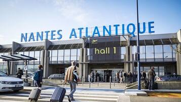 A modern building with the sign "NANTES ATLANTIQUE" and "hall 1" indicating a hotel or conference center.