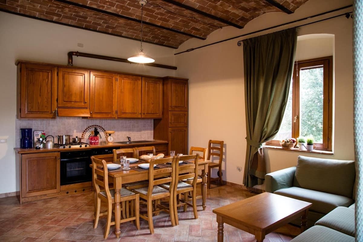 Full-sized fridge, oven, stovetop, dishwasher