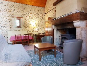 TV, table tennis - Charming Farmhouse Retreat: Fireplace, Large Courtyard, Pet-Friendly, Near Paris (Châteaudun)
