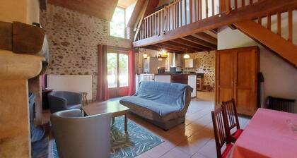 Charming Farmhouse Retreat: Fireplace, Large Courtyard, Pet-Friendly, Near Paris