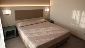 A hotel room with a bed, two bedside tables, and wall-mounted lamps. - Persea Mare 5A tutti i comfort a 2 passi dal mare (Arma di Taggia)