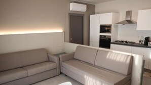 A modern kitchen with white cabinets, a built-in oven, and a gas stove. - Persea Mare 5A tutti i comfort a 2 passi dal mare (Arma di Taggia)