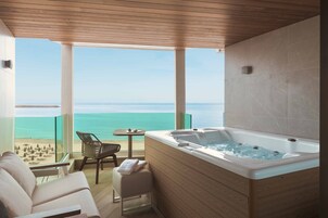 Luxury Room | Peralatan tempat tidur premium, peti besi dalam bilik, meja