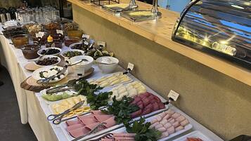 Café da manhã com buffet grátis todos os dias