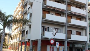 A multi-story building with balconies, a no parking sign, and a pedestrian crossing sign. - Persea Mare 5B tutti i comfort a 2 passi dal mare (Arma di Taggia)